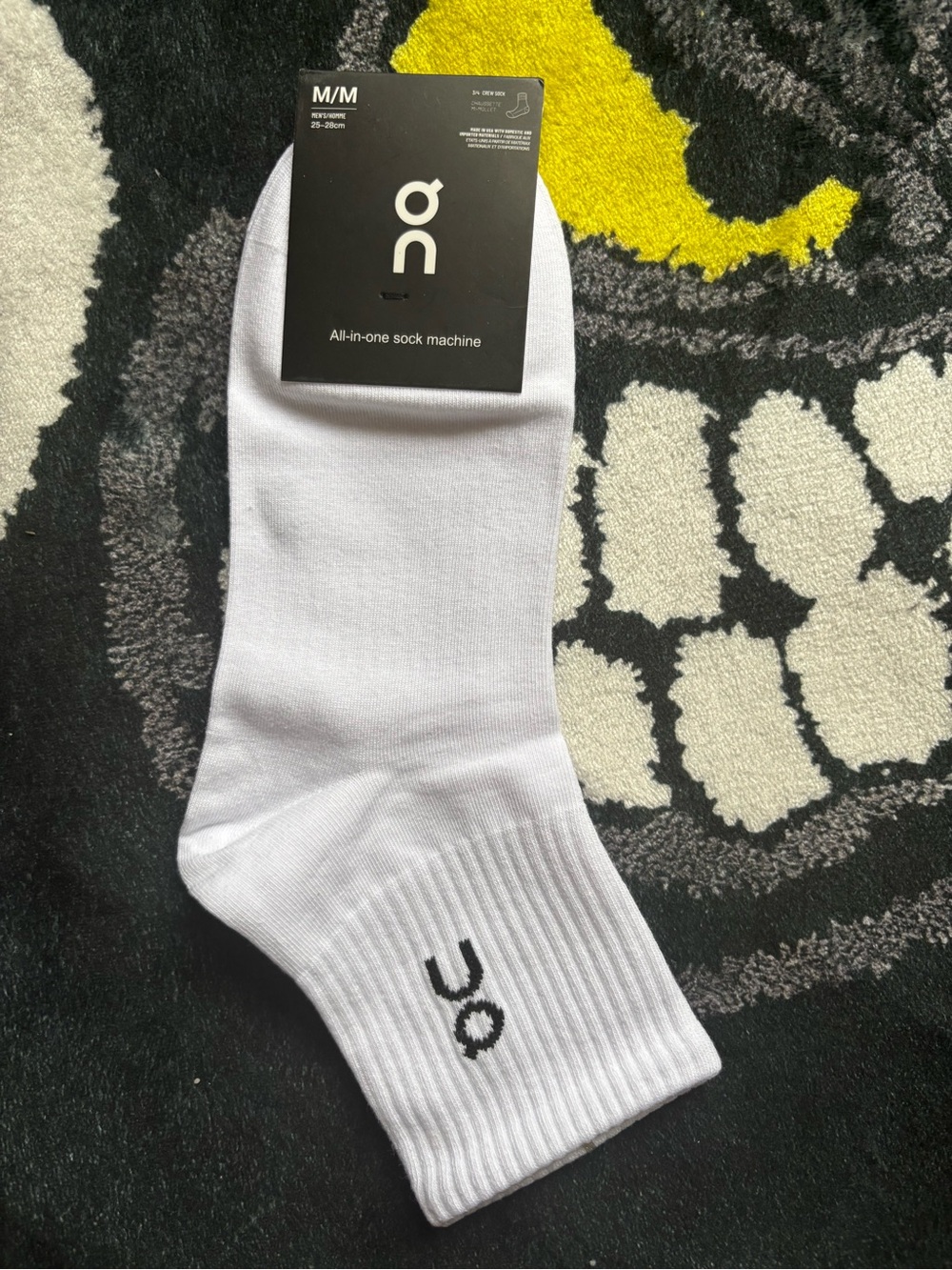 On clouds White Crew Athletic Socks for Men - M/M